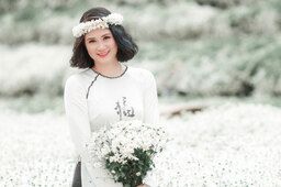 "Người đẹp không tuổi" Kim Huệ tạo dáng bên hoa xuân