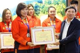 Quảng Ninh tặng thưởng cho các VĐV, HLV có thành tích cao tại SEA Games 30