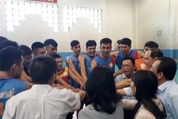 Lãnh đạo Sanest Khánh Hòa gặp mặt, tặng quà đội bóng trước ngày lên đường