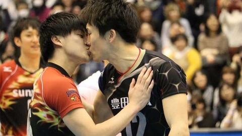2 hot boy bóng chuyền Nhật Bản hôn nhau giữa sàn đấu