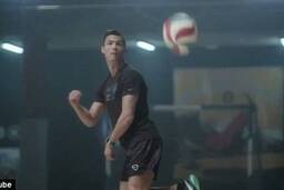 Cristiano Ronaldo với biệt tài chơi bóng chuyền bằng chân