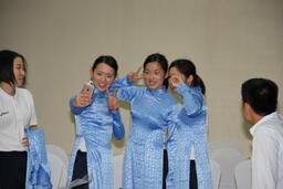 Các cô gái Nhật Bản nhí nhảnh trong trang phục áo dài