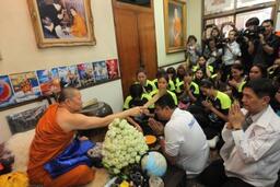 Đội tuyển bóng chuyền nữ Thái Lan xin nhà sư Leicester làm lễ cầu may
