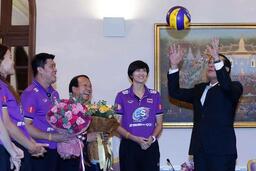 Tuyển bóng chuyền nữ Thái Lan thất bại nhưng vẫn được tôn vinh