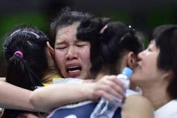 Bóng chuyền nữ Trung Quốc khóc như mưa sau chiến thắng nghẹt thở