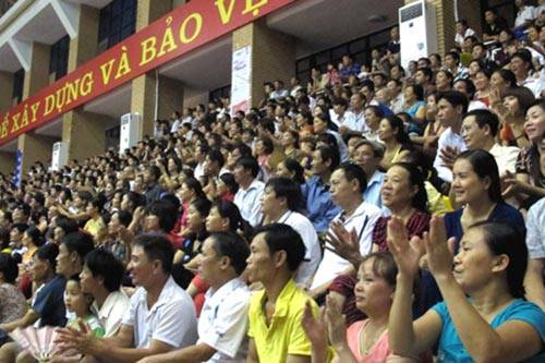 Tối 25/8, trên các khán đài Nhà thi đấu đa năng tỉnh Điện Biên hầu như không còn chỗ trống.