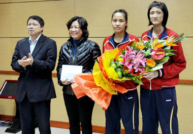 Phó Tổng giám đốc Nguyễn Văn Du khen thưởng Đội bóng chuyền trẻ VietinBank.