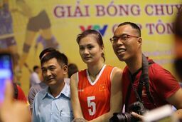 Bóng chuyền VTV Cup: Người đẹp Kim Huệ bị fan ôm chặt