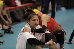 Thua đau Indonesia, các chân dài bóng chuyền Việt Nam bật khóc