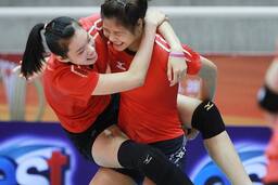 Đội tuyển bóng chuyền nữ Việt Nam với nhiều bài tập lạ