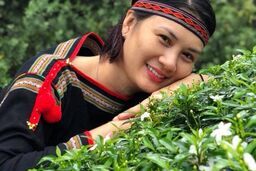 Hoa khôi bóng chuyền Kim Huệ hóa sơn nữ xinh đẹp giữa núi rừng Tây Nguyên
