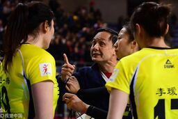 Nổi điên: Nữ VĐV bóng chuyền Trung Quốc “bật” thầy, chửi đồng đội