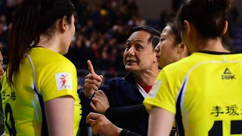 Nổi điên: Nữ VĐV bóng chuyền Trung Quốc “bật” thầy, chửi đồng đội