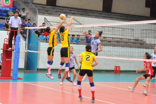Một pha bóng giữa Casuco Hậu Giang (áo vàng) và Dakruco Dak Lak ở vòng bảng